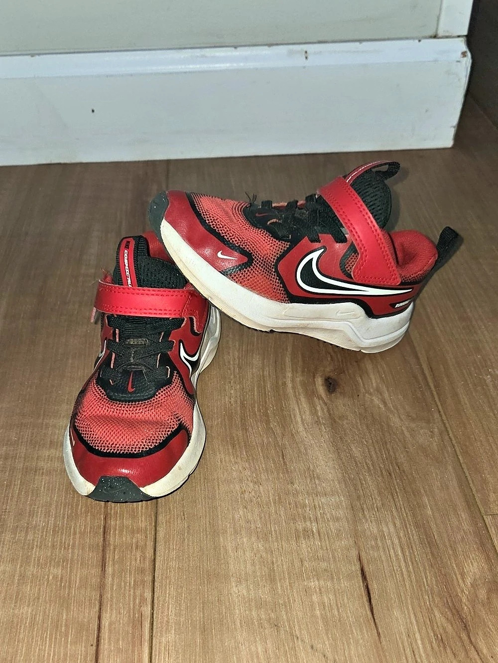 Nike COSMIC Runner Boys US 10.5 Sneakers